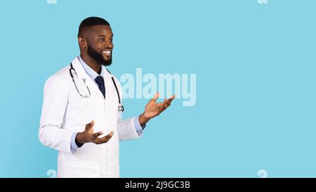 Freundliche Schwarze Arzt Beratung Patient Während Auf Blauem Hintergrund Stehen Stockfoto