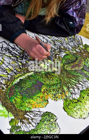 Der Künstler Jess bei TotemTiger arbeitete 2022 bei einer sommerlichen Straßenparty in Bristol am Cotham Hill Stockfoto