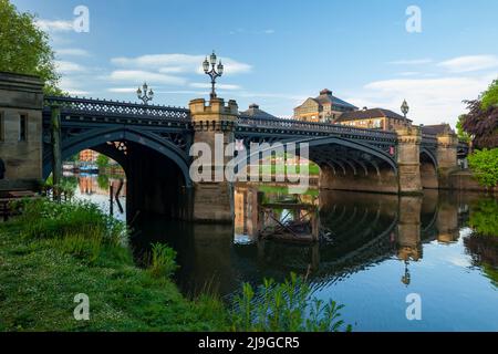 Frühlingsmorgen an der Skeldergate Bridge über dem Fluss Ouse in York. Stockfoto