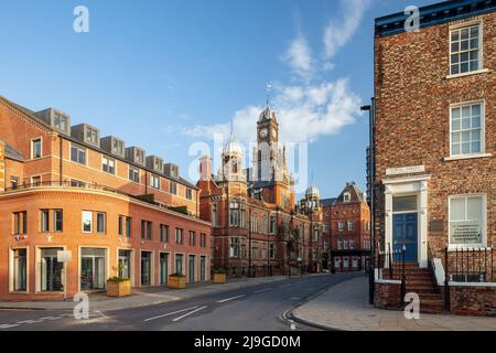 Frühlingsmorgen im Zentrum von York, North Yorkshire, England. York & Selby Amtsgericht in der Ferne. Stockfoto