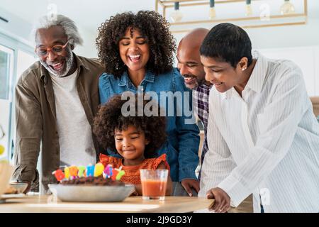 Glückliche Familie feiert Geburtstag des Mädchens zu Hause Stockfoto