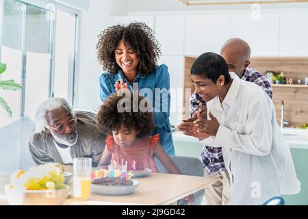 Glückliche Familie feiert Geburtstag des Mädchens zu Hause Stockfoto