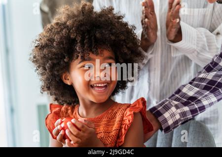 Glückliches Mädchen feiert ihren Geburtstag Stockfoto