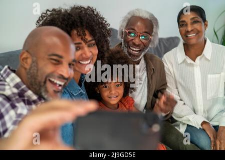 Glückliche Familie selfie zu Hause Stockfoto