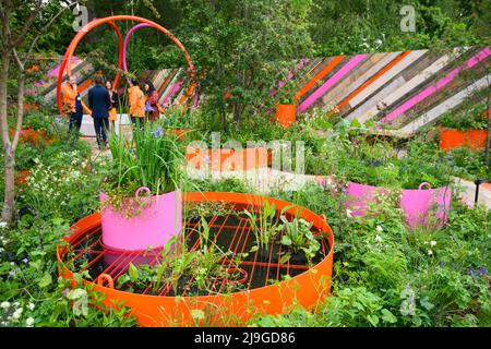 London, Großbritannien. 23 Mai 2022. Gesamtansicht des St Mungo’s Putting Down Roots Garden während des Pressetags der RHS Chelsea Flower Show im Royal Hospital Chelsea, London. Bilddatum: Montag, 23. Mai 2022. Bildnachweis sollte lauten: Matt Crossick/Empics/Alamy Live News Stockfoto