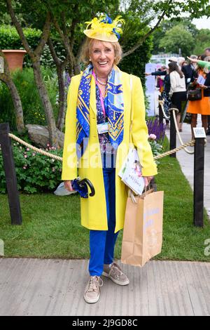 London, Großbritannien. 23 Mai 2022. Esther Rantzen beim Pressetag der RHS Chelsea Flower Show im Royal Hospital Chelsea, London. Bilddatum: Montag, 23. Mai 2022. Bildnachweis sollte lauten: Matt Crossick/Empics/Alamy Live News Stockfoto