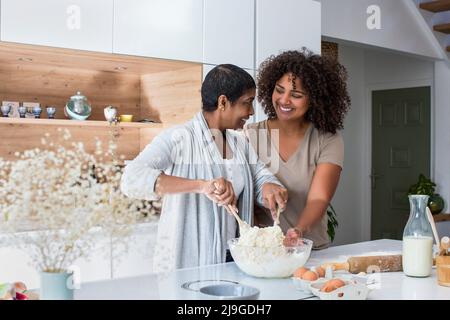 Reife Frau und Schwiegertochter bereiten Cookies vor Stockfoto