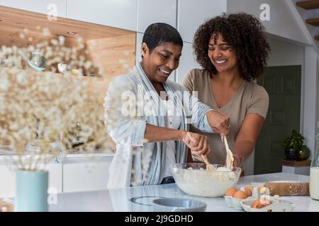 Reife Frau und Schwiegertochter bereiten Cookies vor Stockfoto