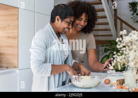 Reife Frau und Schwiegertochter bereiten Cookies vor Stockfoto