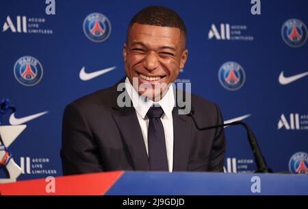 Paris, Frankreich, 23/05/2022, Kylian Mbappe von PSG während einer Pressekonferenz nach der Vertragsverlängerung in Paris Saint-Germain bis 2025, am 23. Mai 2022 im Stadion Parc des Princes in Paris, Frankreich - Foto Jean Catuffe / DPPI Credit: DPPI Media/Alamy Live News Stockfoto