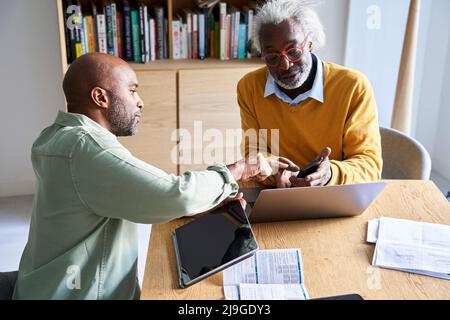 Vater und Sohn sprechen zu Hause miteinander Stockfoto