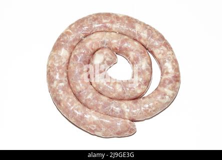 Hausgemachte Wurst isoliert auf weißem Hintergrund. Rohwurst mit rohem Fleisch und Gewürzen Stockfoto