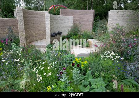 Royal Hospital, Chelsea, London, Großbritannien. 23 Mai 2022. Die RHS Chelsea Flower Show öffnet sich der Presse. Show Garden 324, der von Andy Sturgeon entworfene Mind Garden, inspiriert uns, uns für unsere geistige Gesundheit miteinander zu verbinden. Quelle: Malcolm Park/Alamy Live News Stockfoto