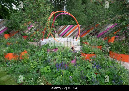 Royal Hospital, Chelsea, London, Großbritannien. 23 Mai 2022. Die RHS Chelsea Flower Show öffnet sich der Presse. Show Garden 323, der von Cityscapes (Daryl Moore und Adolfo Harrison) entworfene Putting Down Roots Garden von St. Mungo. Quelle: Malcolm Park/Alamy Live News Stockfoto