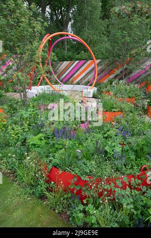 Royal Hospital, Chelsea, London, Großbritannien. 23 Mai 2022. Die RHS Chelsea Flower Show öffnet sich der Presse. Show Garden 323, der von Cityscapes (Daryl Moore und Adolfo Harrison) entworfene Putting Down Roots Garden von St. Mungo. Quelle: Malcolm Park/Alamy Live News Stockfoto