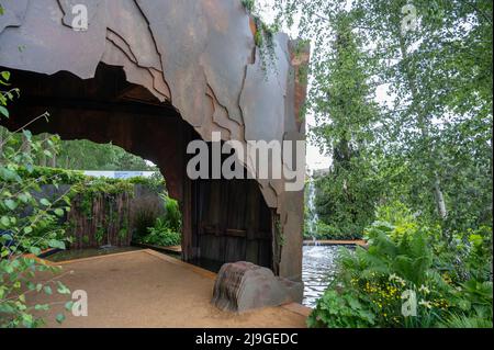 Royal Hospital, Chelsea, London, Großbritannien. 23 Mai 2022. Die RHS Chelsea Flower Show öffnet sich der Presse. Show Garden 320, Medite Smartply Building the Future Garden Entworfen von Sarah Eberle, ein stimmungsvoller Waldgarten mit nachhaltigen Holzpaneelprodukten. Quelle: Malcolm Park/Alamy Live News Stockfoto