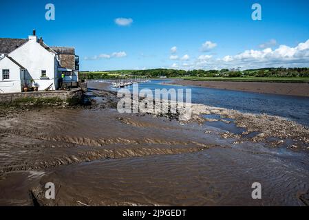 Freiliegender Schlamm im Gezeitengebiet am Fluss Dee in Kirkcudbright. Entlang eines engen, verwinkelten Niedrigwasserkanals. Segelboote an Pontons festgemacht Stockfoto