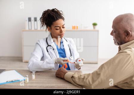 Notrufsystem. Leitender Mann mit Alarmtaste Stockfoto