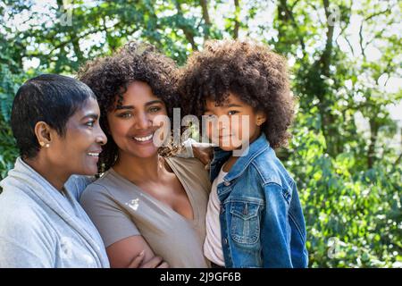 Glückliche Familie, die in mehreren Generationen im Wohnzimmer sitzt Stockfoto
