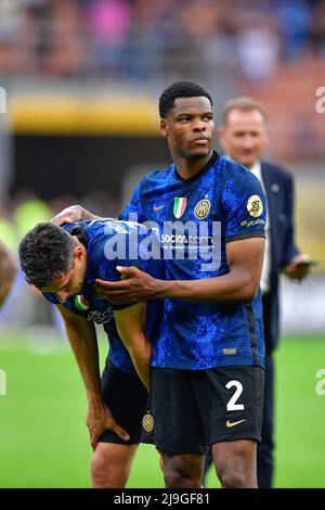 Mailand, Italien. 22.. Mai 2022. Andrea Ranocchia (13) und Denzel Dumfries (2) von Inter sahen nach der Serie Ein Spiel zwischen Inter und Sampdoria bei Giuseppe Meazza in Mailand. (Foto: Gonzales Photo/Alamy Live News Stockfoto
