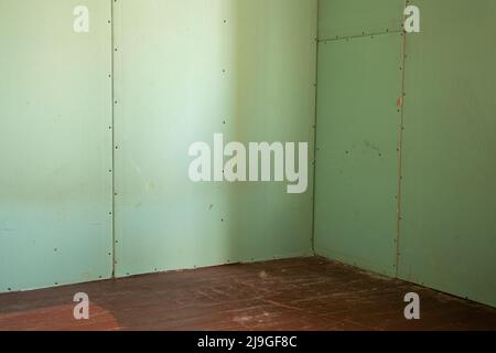 Wand aus feuchtigkeitsbeständigem Gipskarton im Zimmer, Reparatur der Wände in der Wohnung, Gipskarton Stockfoto