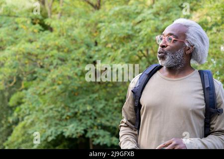 Ältere Mann wegsehen Stockfoto