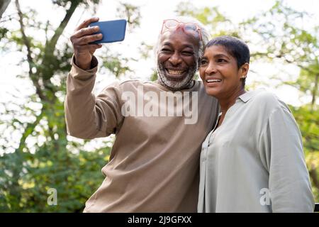 Lächelndes Paar, das Selfie mit dem Smartphone gemacht hat Stockfoto