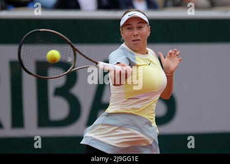 Paris, Frankreich. 23.. Mai 2022. AMANDA ANISIMOVA aus den USA gibt den Ball an N. Osaka aus Japan zurück, während der ersten Runde bei den French Open 2022, dem großen Slam-Tennisturnier der Frauen im Roland-Garros-Stadion in Paris, Frankreich. Anisimova won7:5, 6:4. (Bild: © Pierre Stevenin/ZUMA Press Wire) Stockfoto