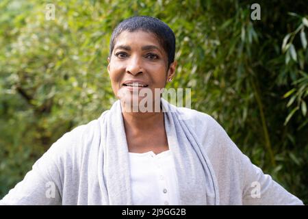 Nahaufnahme der Reife Frau Blick in die Kamera Stockfoto