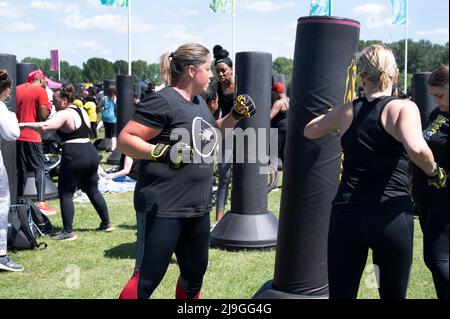 Hackney, London. Halbmarathon; Ziel ist Hackney Marshes. Fight Klub Gruppenübung. Stockfoto