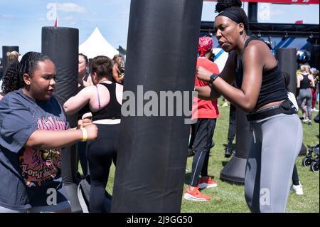 Hackney, London. Halbmarathon; Ziel ist Hackney Marshes. Fight Klub Gruppenübung. Stockfoto