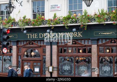 London, Großbritannien - 3. Mai 2022: The Duke of York Pub in der Nähe des Bahnhofs Victoria in London Stockfoto