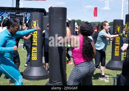 Hackney, London. Halbmarathon; Ziel ist Hackney Marshes. Fight Klub Gruppenübung. Stockfoto