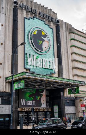 London, Großbritannien - 3. Mai 2022: Eingang und Schild für das Musical Wicked im Apollo Victoria Theater in London Stockfoto