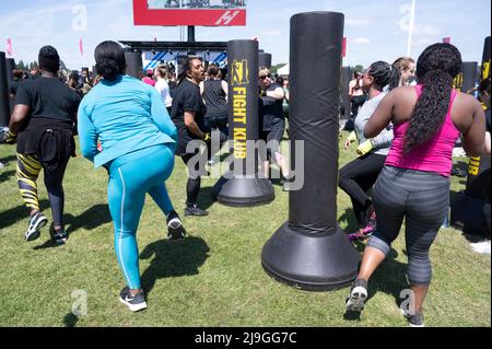 Hackney, London. Halbmarathon; Ziel ist Hackney Marshes. Fight Klub Gruppenübung. Stockfoto