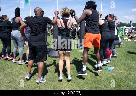 Hackney, London. Halbmarathon; Ziel ist Hackney Marshes. Fight Klub Gruppenübung. Stockfoto