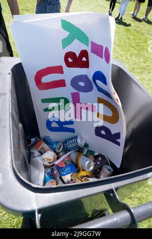 Hackney, London. Halbmarathon; Ziel ist Hackney Marshes. Das Schild „Run Toby“ in den Papierkorb. Stockfoto