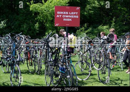 Hackney, London. Halbmarathon; Ziel ist Hackney Marshes. Fahrradpark. Stockfoto