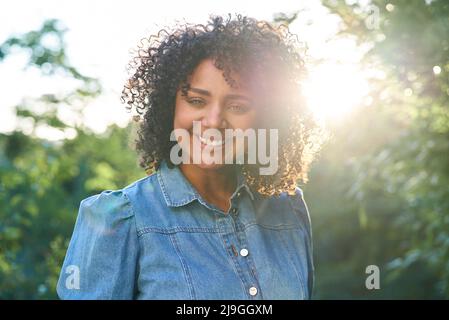 Nahaufnahme einer lächelnden Frau, die im Garten steht Stockfoto