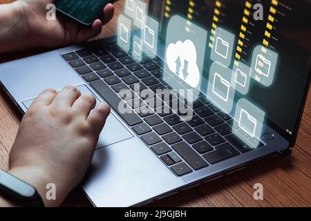 Frau verwendet Laptop mit Cloud-Computing-Diagramm. Cloud-Technologie. Datenspeicherung. Netzwerk- und Internet-Service-Konzept. Stockfoto