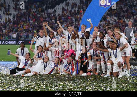 Die Spieler von Olympique Lyon feiern am Ende des UEFA Women's Champions League Finales zwischen dem FC Barcelona und Olympique Lyon am 21. Mai 2022 in Turin, Italien. Stockfoto