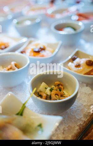 Venezianische Cicchetti Polenta e Schie oder Polenta und Garnelen Stockfoto