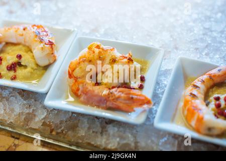 Venezianische Cicchetti Polenta e Gamberetti oder Polenta und Garnelen Stockfoto