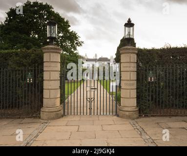 Die Tore und der Eingang zur Pembroke Lodge and Gardens, Richmond Park, Surrey, England, Großbritannien Stockfoto