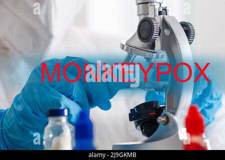 Monkeypox-Virus (MPXV)-Konzept: Wissenschaftler, der mit dem Monkeypox-Virus infiziertes Blut in einem Reagenzglas auf weißem Hintergrund hält. Stockfoto