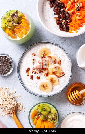 Fertigtisch mit proteinreichem, gesunden Frühstück mit einer Vielzahl von Hafern über Nacht mit Nüssen und Früchten, Draufsicht Stockfoto