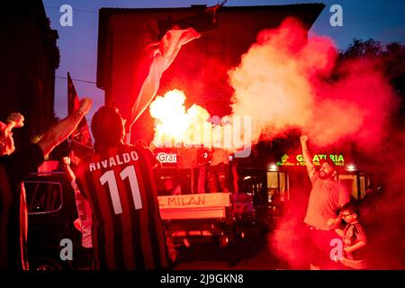 Rieti, Italien. 22.. Mai 2022. Mailand gewinnt die Serie A Meisterschaft, Feiern auf Plätzen in ganz Italien. In Rieti, Karussells und Chöre zu feiern Mailands Scudetto. Quelle: Pacific Press Media Production Corp./Alamy Live News Stockfoto