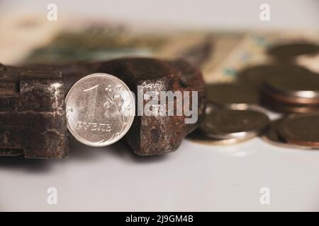 Der Gasschlüssel beinhaltet einen russischen Rubel, Sanktionen gegen Russland, den Zusammenbruch des Rubels, Finanzen und Wirtschaft in Russland Stockfoto