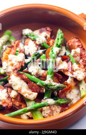 Grüner Spargel mit Speck und Senfsoße Stockfoto