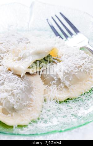 Ravioli gefüllt mit Spinat und Ricotta Stockfoto